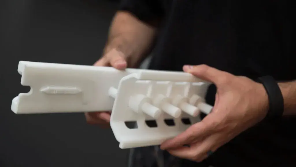 Idaho Steel 公司的 3D 打印 SLS 机器活塞（一次构建完成的组件）