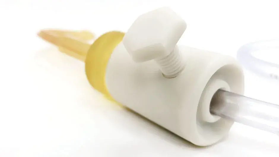 刚性白色材料，适用于要求生物相容性和/或耐热性的医疗应用。可制作出美观的部件，耐受超过 100° C 的高温消毒和测试。