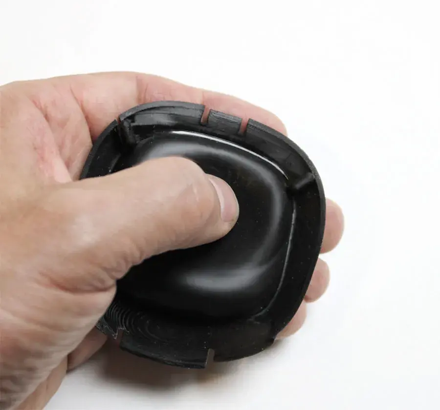 “3D Systems Figure 4 ELAST-BLK 10 材料的特性与橡胶相同。这一点超出了我们的预期，”Splitvision 研发经理 Lukass Legzdins 表示。