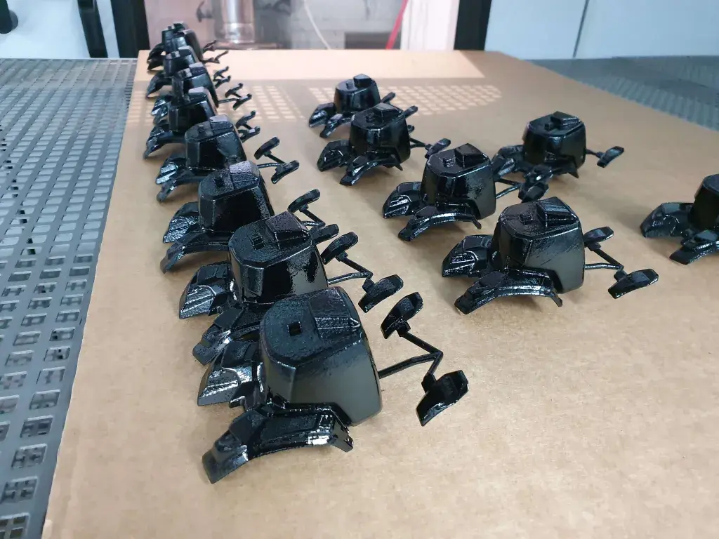 用于组装 Steyr 拖拉机的 SLS 部件的光泽喷漆表面，由 3D Systems 按需制造服务制造