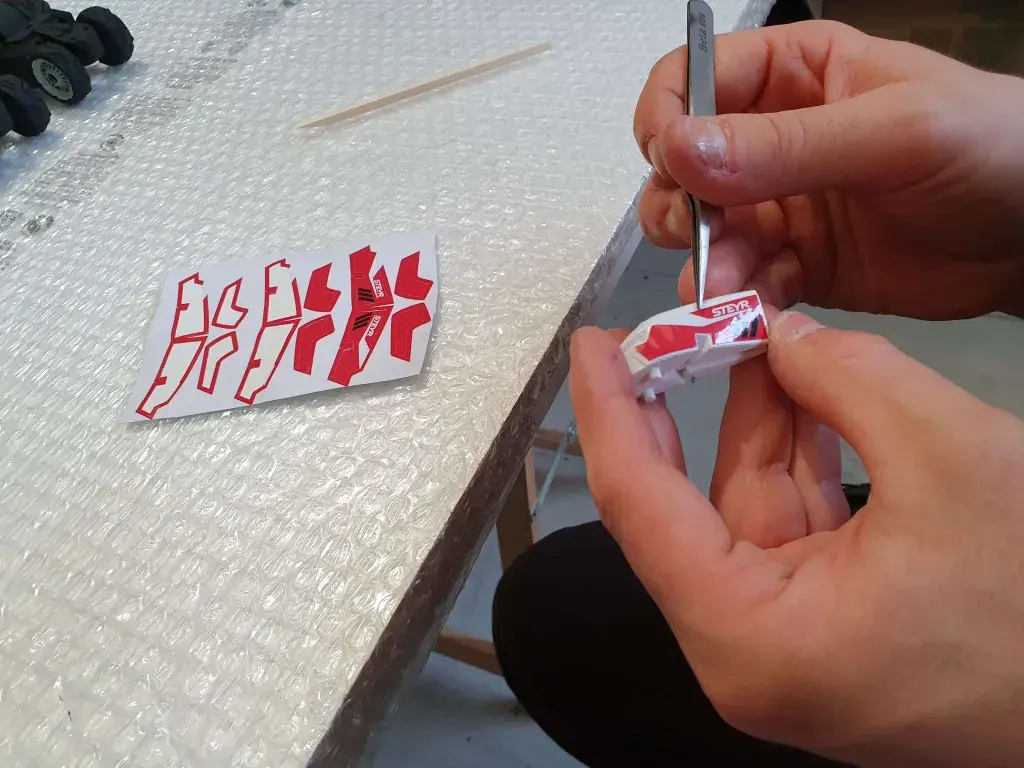 为 3D Systems 按需制造服务制造的 Steyr 拖拉机外观模型贴贴纸