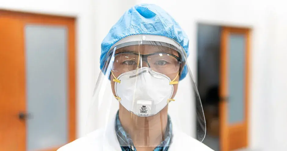 用于提高防护能力的防护面罩和帽子。