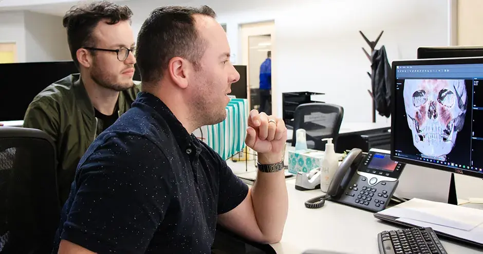 在办公桌旁的 2 名同事