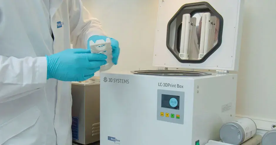 一个人正在操作 3D 打印机