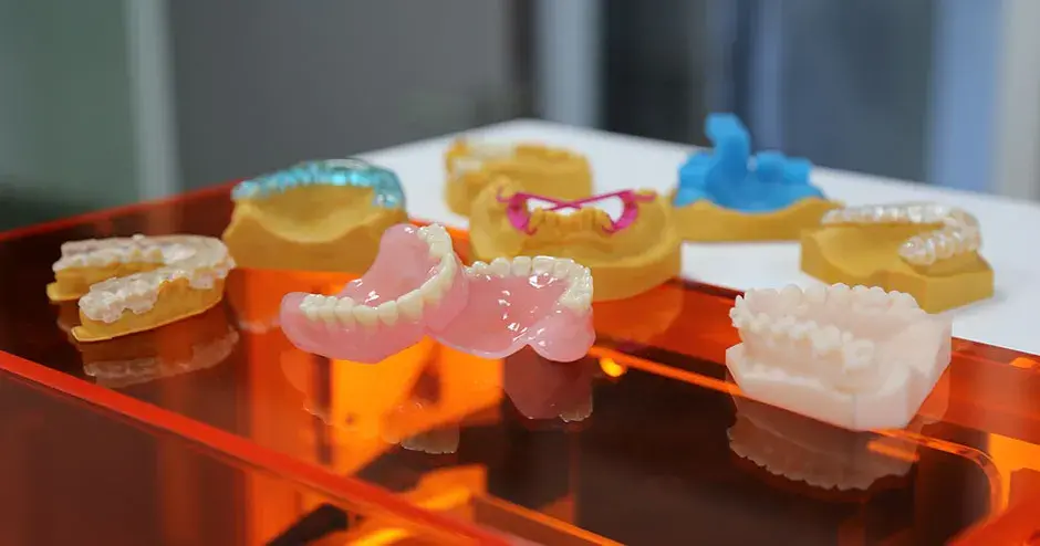 各种 3D 打印牙科模具、假牙和牙科部件