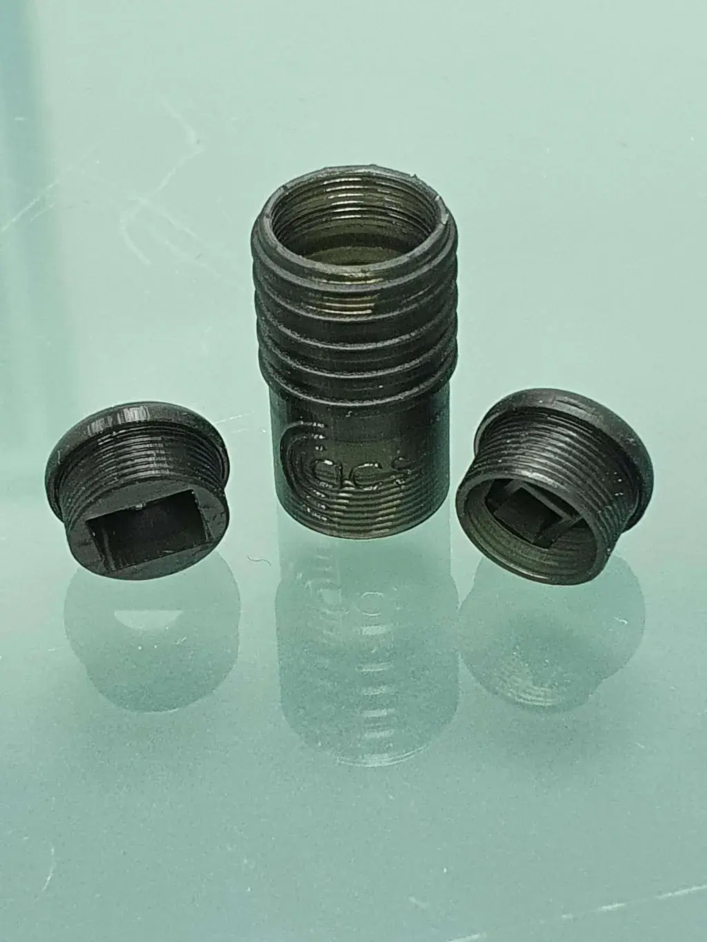 使用 Figure 4 PRO-BLK 10 生产的 3D 打印生产部件（带螺纹）