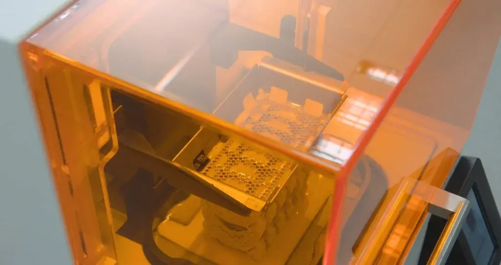 NextDent 5100 打印机内的畸齿矫正 3D 打印件