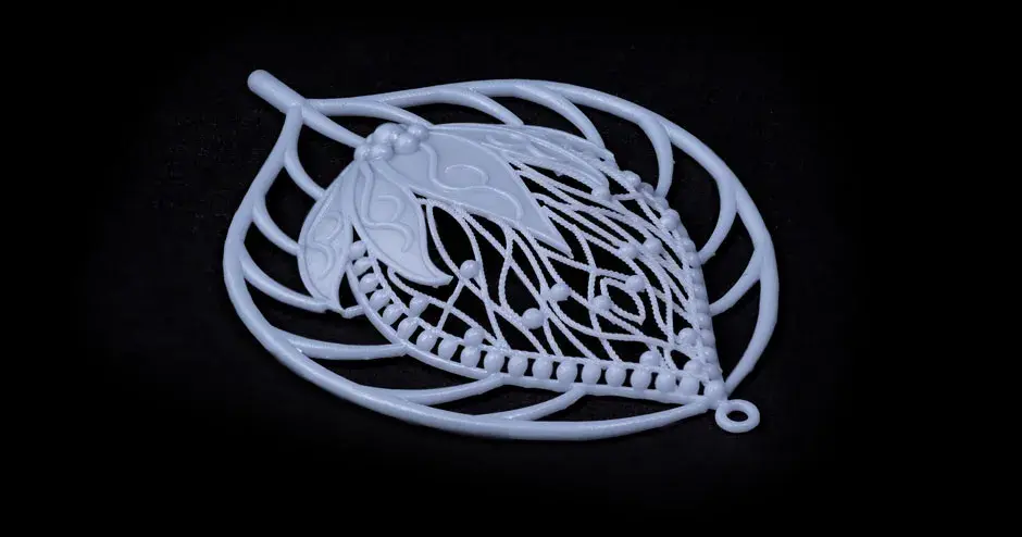 黑色背景上的 figure 4 jewel master 灰色吊坠