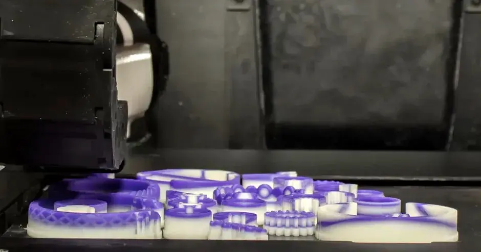 摆满各式各样珠宝图像的带有平台的打印机，说明可靠性