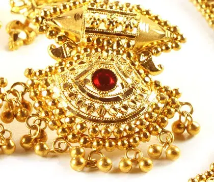 复杂的金耳环设计，中间镶有红宝石