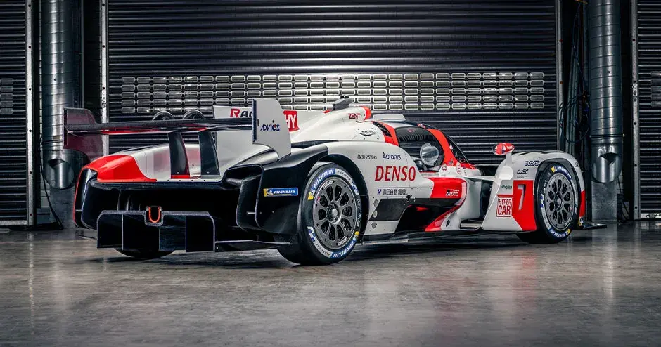 一辆赛车停放于场所中