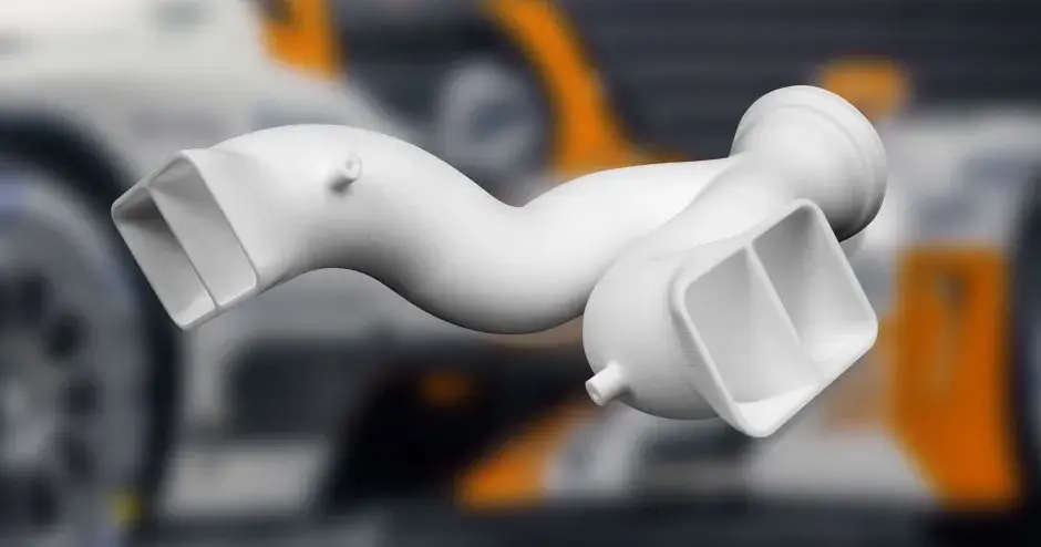 3D 打印的白色 SLS 歧管部件，带背景