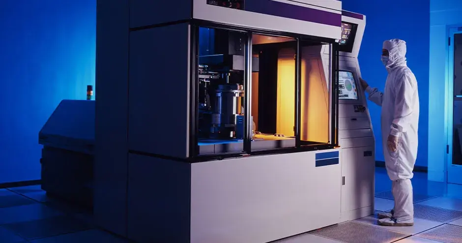 一个人正站在 3D 打印机旁