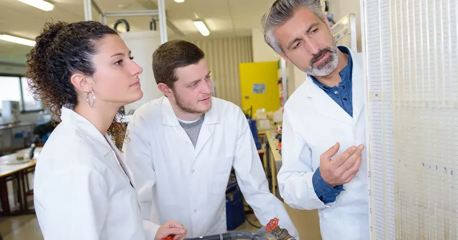 3 个人正站在场所中讨论工作