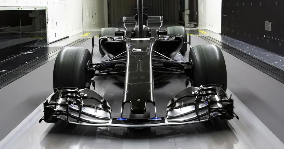 位于风洞测试轨道上的赛车