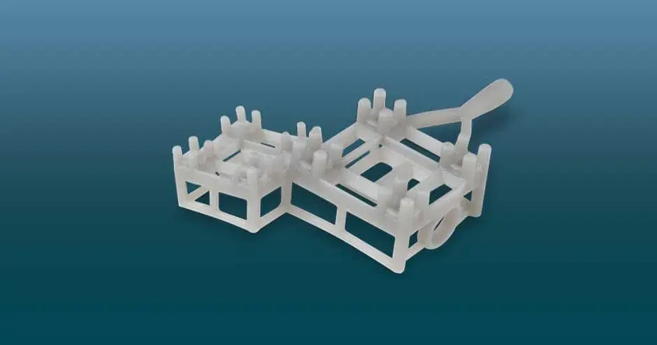 铸造而成的灰色珠宝吊坠