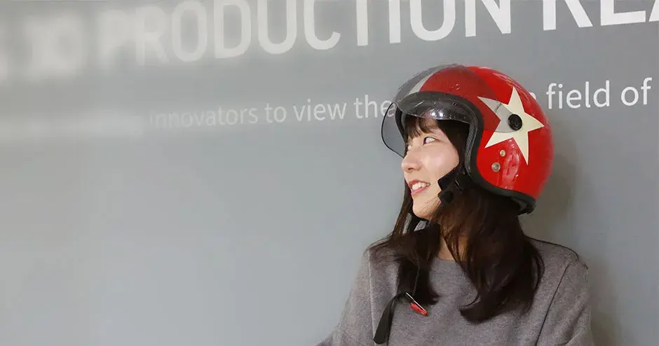 一位 3D Systems 员工正站在公司的徽标旁