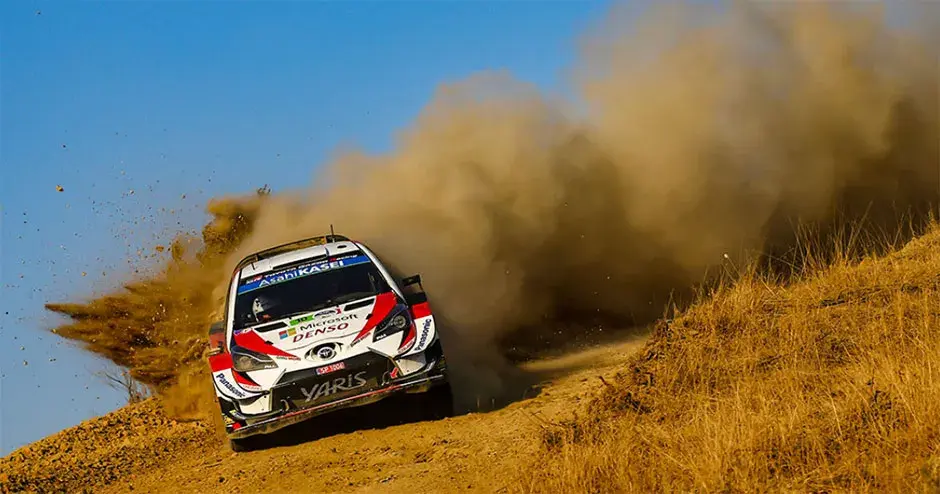 赛车在其身后留下巨大的尘云