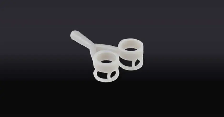 黑色背景上的 figure 4 jewel master 灰色 3d 打印吊坠