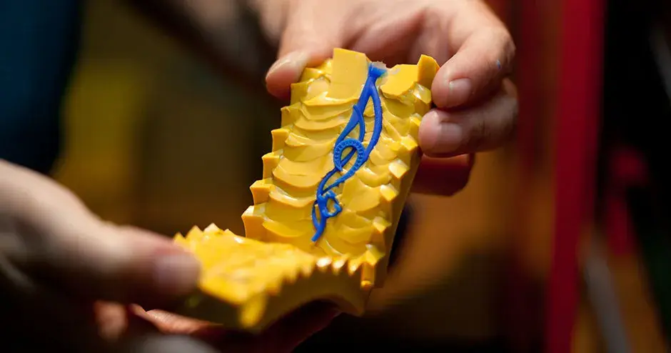 黄色橡胶模具中的蓝色蜡质吊坠