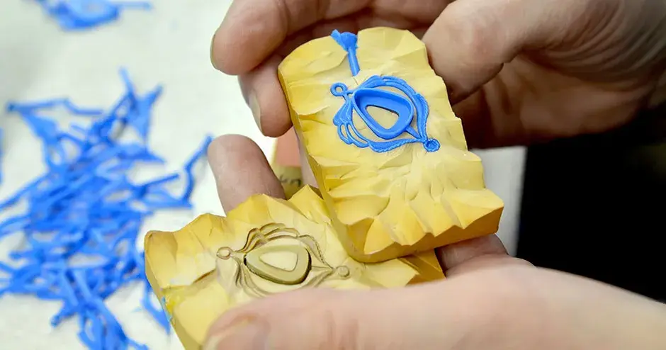 黄色橡胶模具中边框呈圆化三角形的蓝色蜡质吊坠