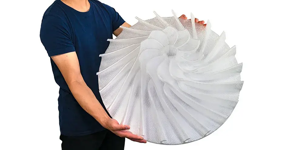 一个男人正拿着叶轮