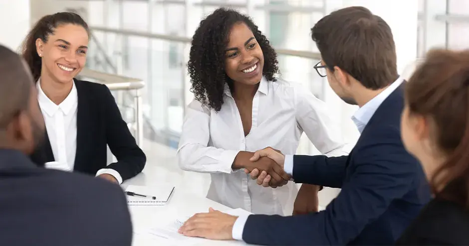 一群专业人士正在办公室交流