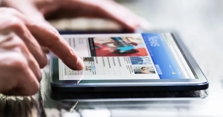 一个人正在平板电脑上浏览要点新闻