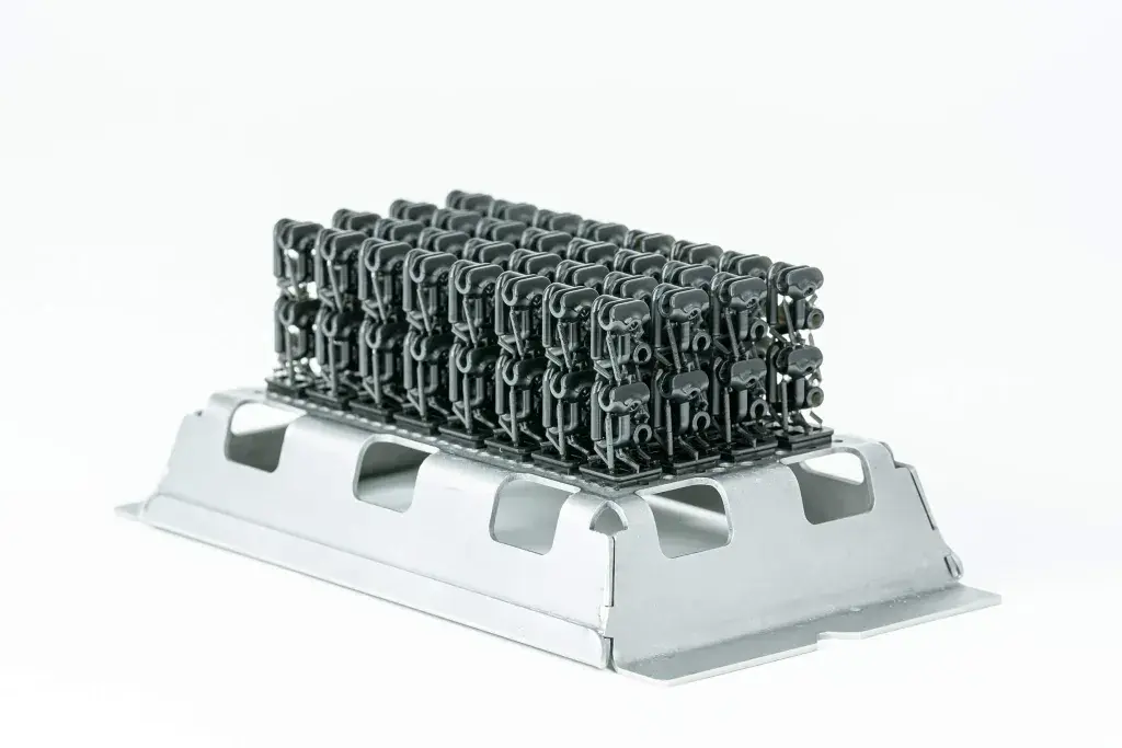 Figure 4 构建基板上放满了 3D 堆叠打印的部件