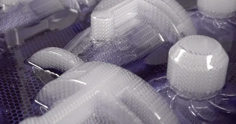 3D 打印的熔模铸件正从 3D 打印机中出炉