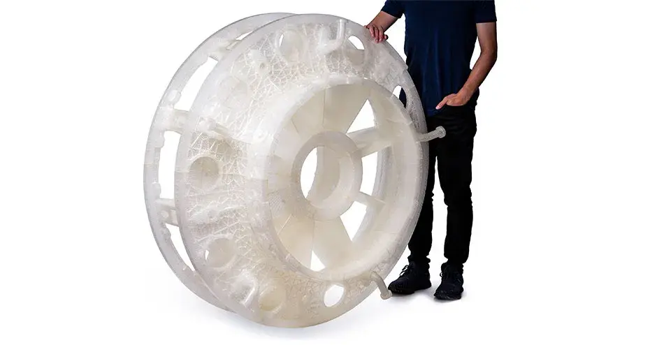 一个男人站在套管的 QuickCast 模型旁