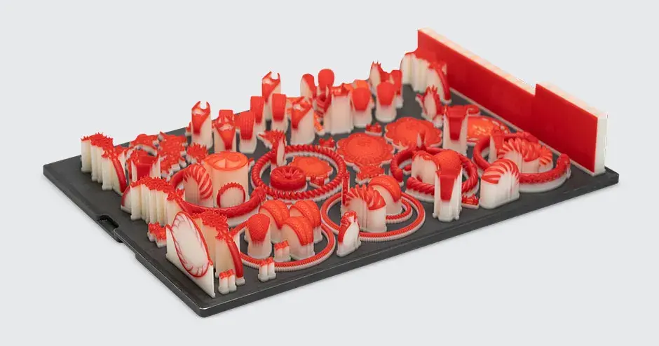 VisiJet Wax Jewel Red 打印的珠宝模具放在盘子中