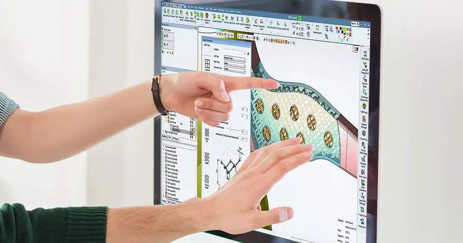 2 个人指着电脑显示器