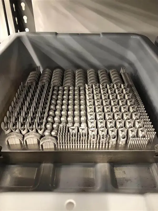 为 Point Design 的假肢构建金属3 D 打印部件托盘