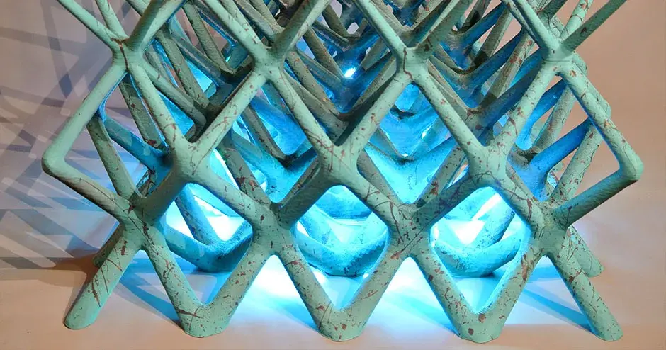 和由细丝材料制成的艺术茶几