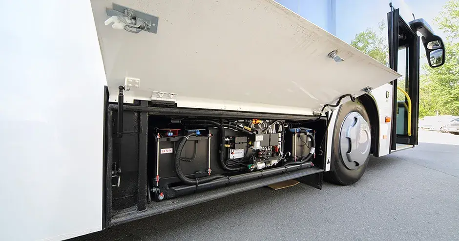 电动公共汽车下紧凑电池和电子设备隔间的视图