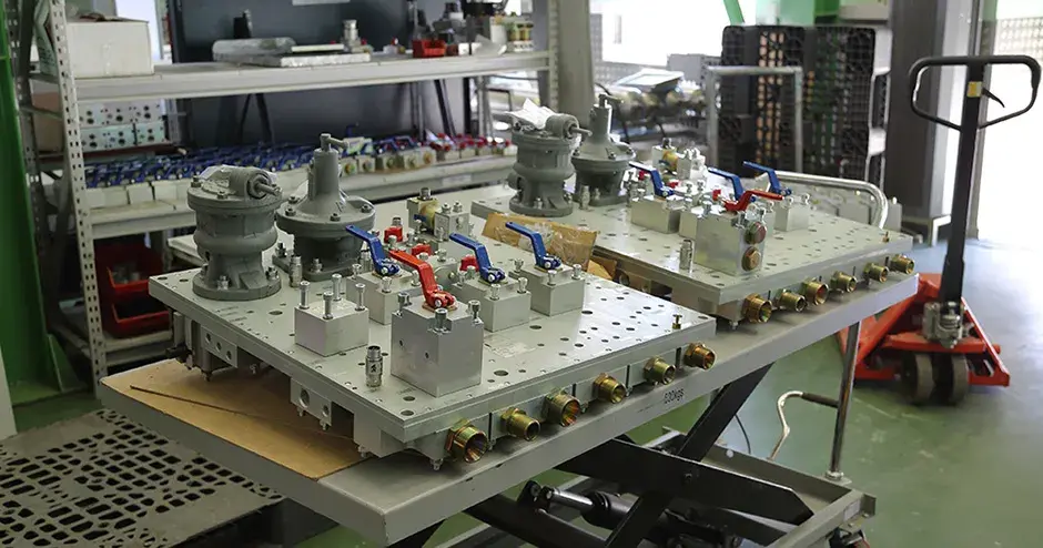 由多个组件组成的预装阀和压力调节器