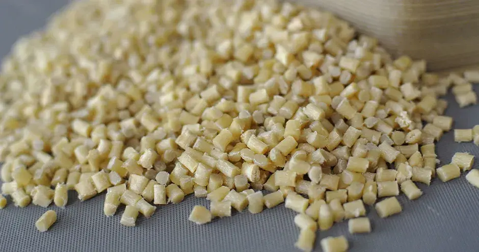 灰色背景中的米白色塑料颗粒