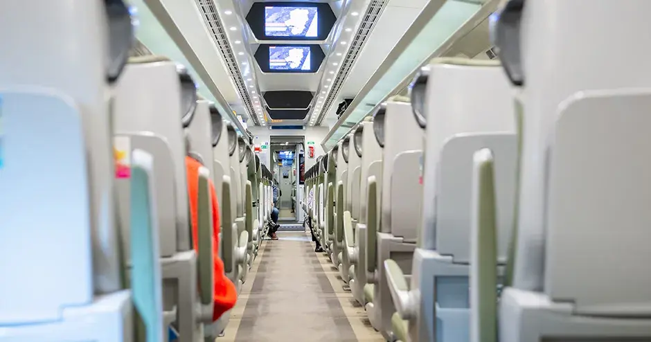 高速客运列车的内部视图，显示了可通过 3D 打印和增材制造 (AM) 优化乘客舒适性的许多组件。 