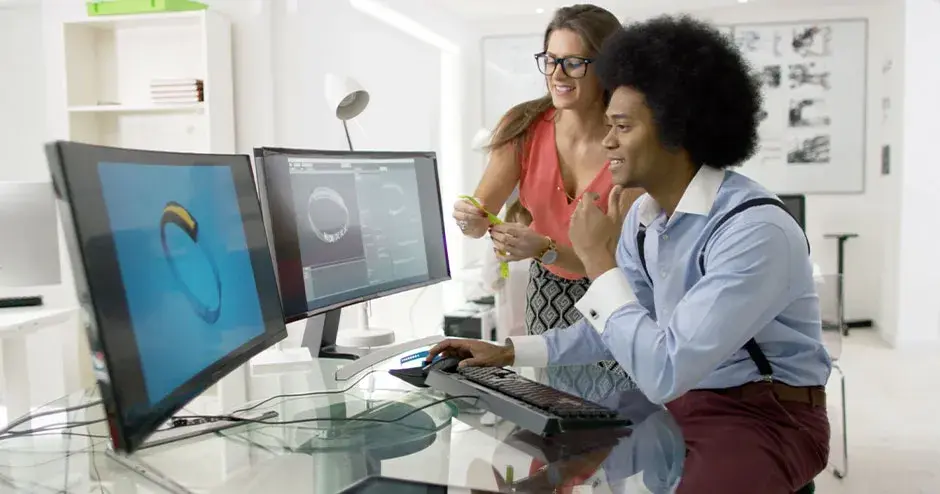 2 个人正在设计手表，并在大显示器上编辑文件