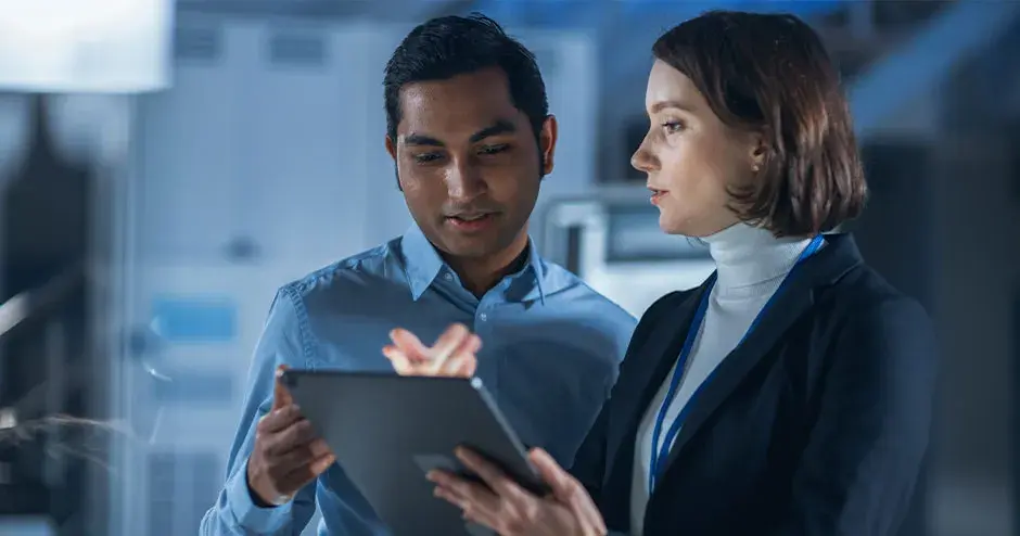 2 人在工业环境中使用平板电脑进行协作