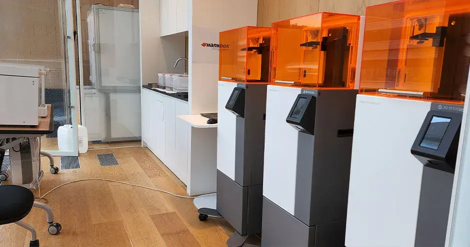 韩泰设计中心展示的一排 Figure 4 打印机