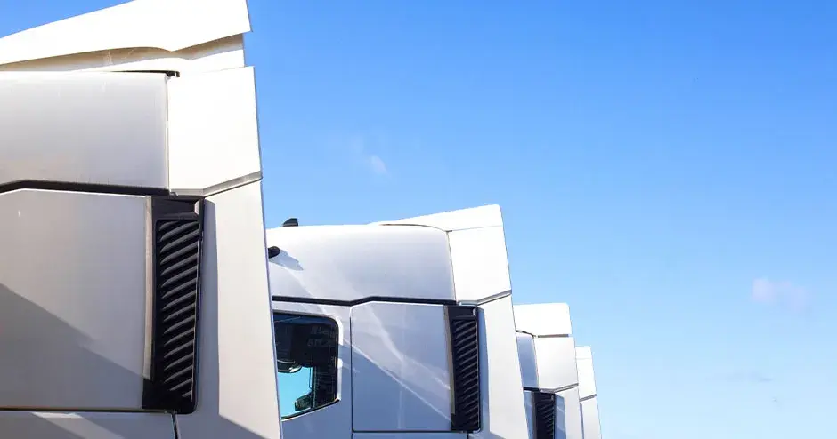 用于商用卡车测试的四种不同驾驶室到货舱导流板概念。 