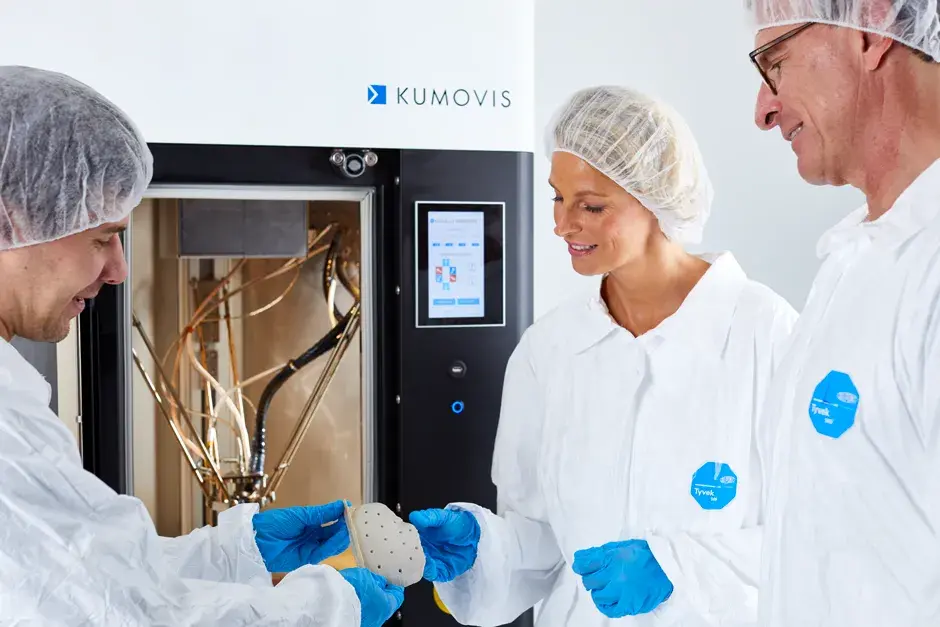 医学专家或医生从 Kumovis R220 3D 打印机中取出颅骨板