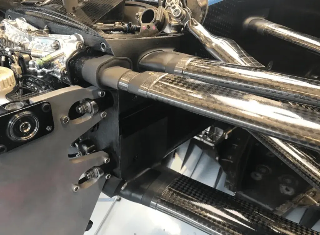 悬架密封件和框架，分别使用 Figure 4 EGGSHELL-AMB 10 材料和 DuraForm PA 制造而成