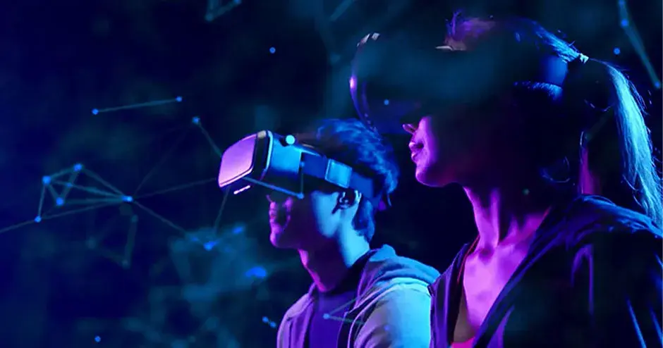 孩子们戴着 VR 设备观看虚构的天空