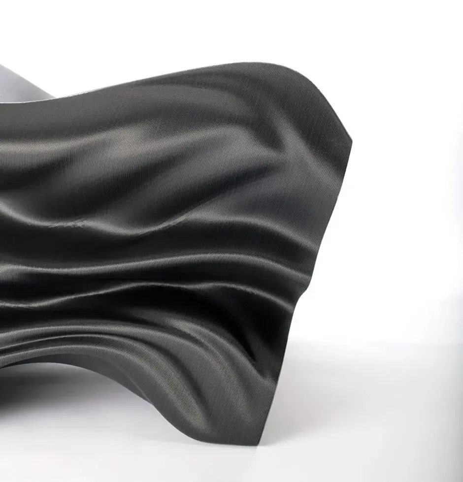 3D 打印蒸汽休闲椅侧视图，由 Slicelab 设计，使用碳纤维 ABS 颗粒在 EXT 1270 Titan 颗粒 3D 打印机上 3D 打印而成。 