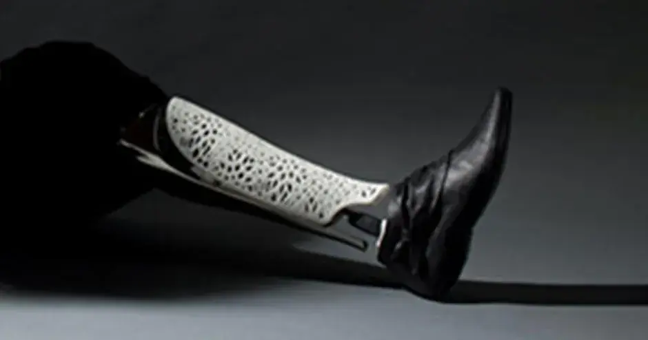Bespoke prosthetic leg brace