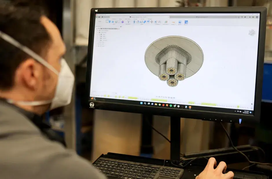 工作人员正在处理设计椅子的 CAD 文件