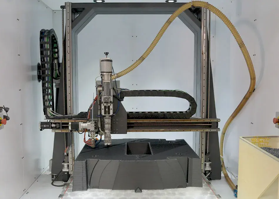 在 Astech 的 EXT Titan Pellet 打印机上打印的大型 CF ABS泵壳模型 